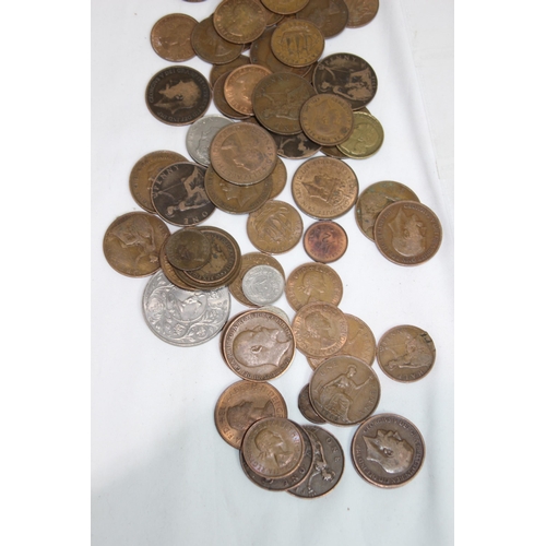 634 - SIX SLEEVES OF FOREIGN COINS AND TOKENS AND A QUANTITY OF LOOSE BRITISH AND FOREIGN COINS