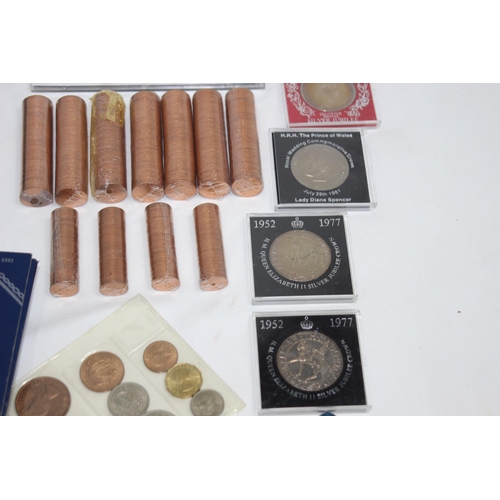 637 - PRESENTATION CASED COINS, SELECTION OF WHITMAN FOLDERS WITH SOME CONTENTS, SOME ROLLED BANK ISSUE 1/... 