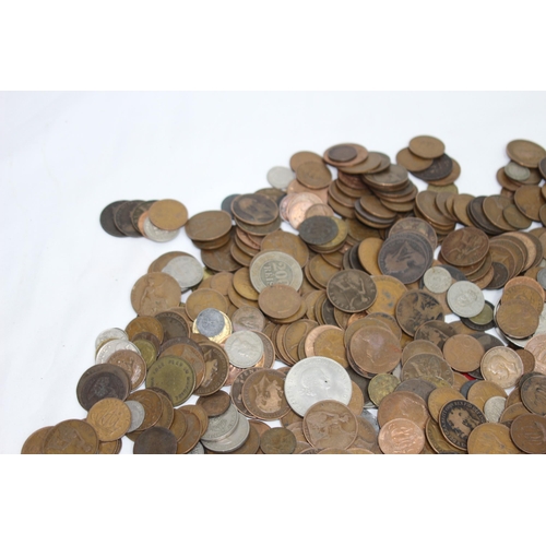 638 - LARGE QUANTITY OF BRITISH AND FOREIGN COINS AND BANKNOTES