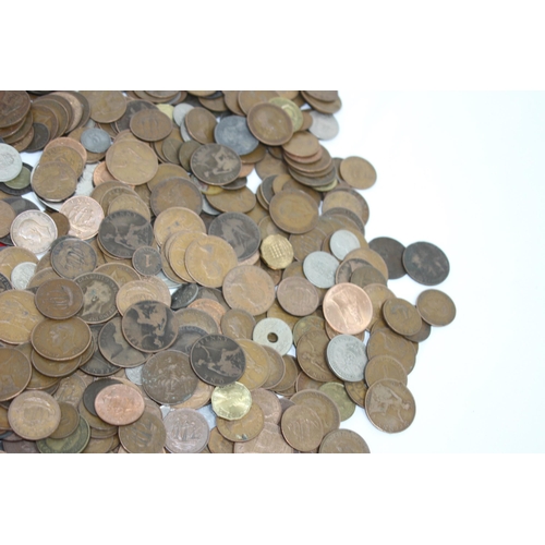 638 - LARGE QUANTITY OF BRITISH AND FOREIGN COINS AND BANKNOTES