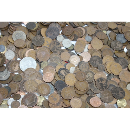 638 - LARGE QUANTITY OF BRITISH AND FOREIGN COINS AND BANKNOTES