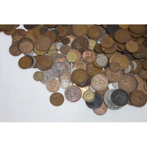 638 - LARGE QUANTITY OF BRITISH AND FOREIGN COINS AND BANKNOTES