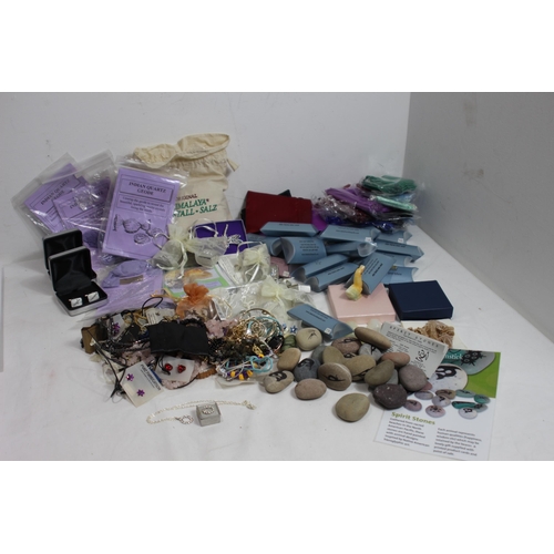 324 - QUANTITY OF COSTUME JEWELLERY, CRYSTALS AND OTHER MISCELLANEOUS ITEMS ETC