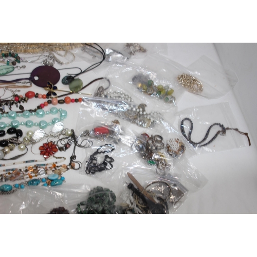 332 - QUANTITY OF COSTUME JEWELLERY