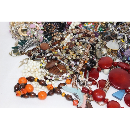 350 - QUANTITY OF COSTUME JEWELLERY