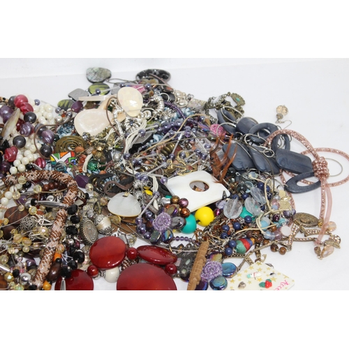 350 - QUANTITY OF COSTUME JEWELLERY