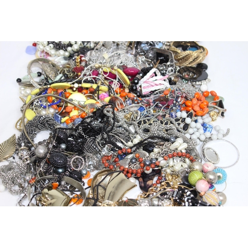 351 - QUANTITY OF COSTUME JEWELLERY