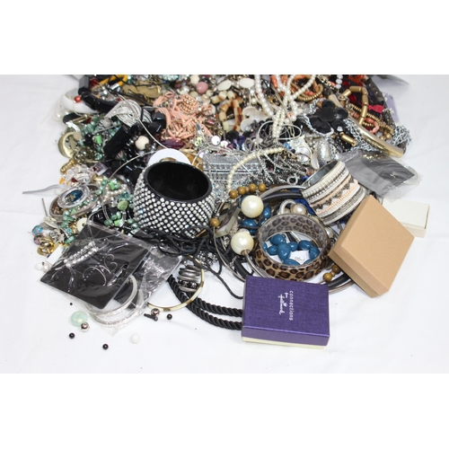 352 - QUANTITY OF COSTUME JEWELLERY