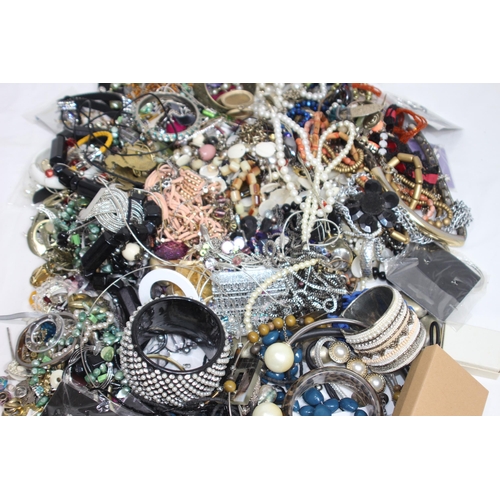 352 - QUANTITY OF COSTUME JEWELLERY