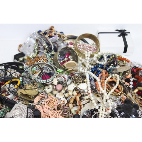 352 - QUANTITY OF COSTUME JEWELLERY