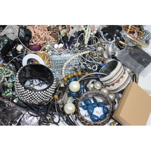 352 - QUANTITY OF COSTUME JEWELLERY