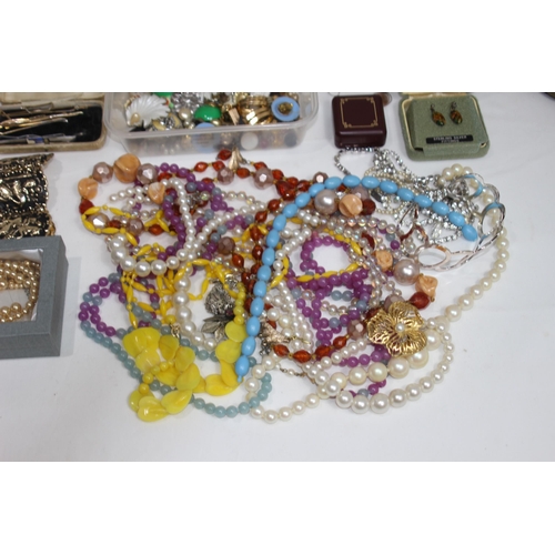 353 - QUANTITY OF COSTUME JEWELLERY