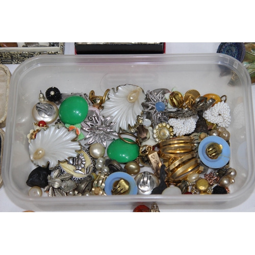 353 - QUANTITY OF COSTUME JEWELLERY