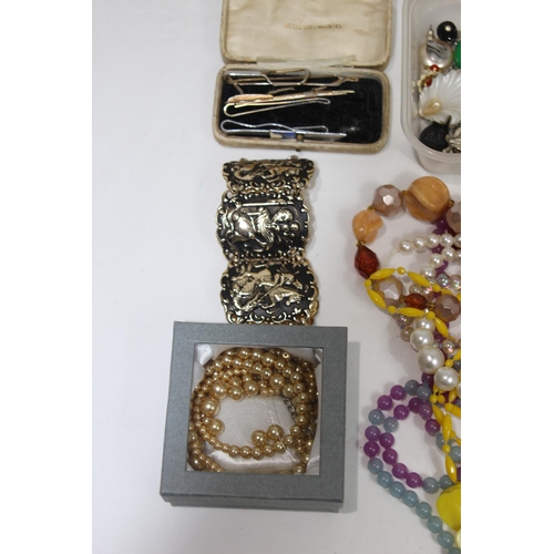 353 - QUANTITY OF COSTUME JEWELLERY