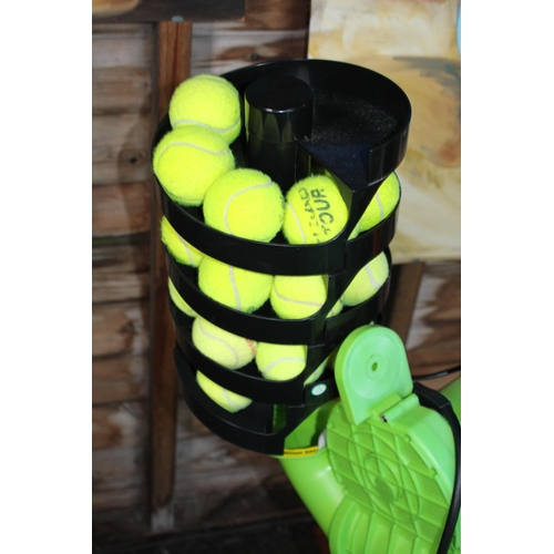 135 - TENNIS BALL MACHINE