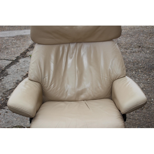 81 - EKORNES STRESSLESS RECLINING LEATHER ARMCHAIR IN CREAM
84 X 70 X 110CM