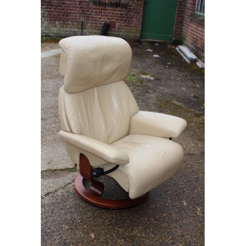 81 - EKORNES STRESSLESS RECLINING LEATHER ARMCHAIR IN CREAM
84 X 70 X 110CM