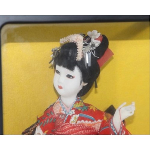 348 - ORIENTAL GEISHA FIGURE IN DISPLAY BOX
29 X 25 X 38CM