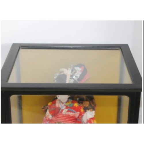 348 - ORIENTAL GEISHA FIGURE IN DISPLAY BOX
29 X 25 X 38CM