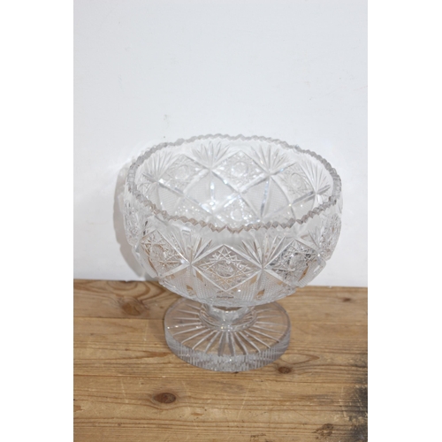 231 - BOX OF CRYSTAL AND CUT GLASS 
41CM