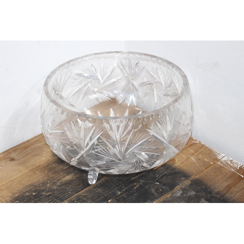 231 - BOX OF CRYSTAL AND CUT GLASS 
41CM