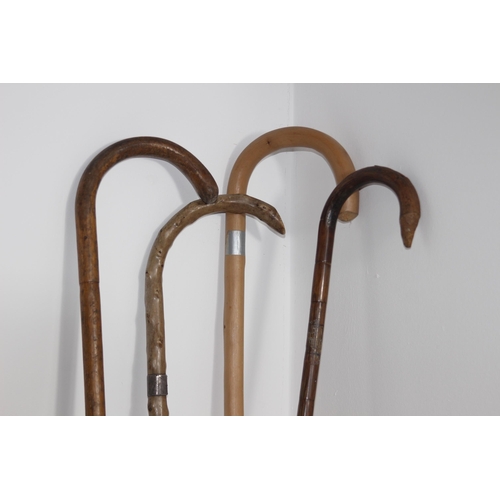 390 - QUANTITY OF WALKING STICKS INCLUDING ONE WITH A SILVER BAND 
95CM