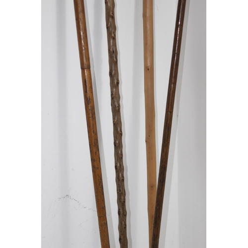 390 - QUANTITY OF WALKING STICKS INCLUDING ONE WITH A SILVER BAND 
95CM