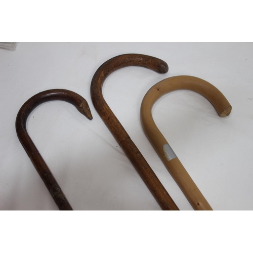 390 - QUANTITY OF WALKING STICKS INCLUDING ONE WITH A SILVER BAND 
95CM