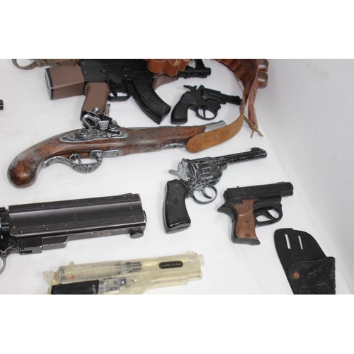 493 - LARGE QUANTITY OF VINTAGE CHILDREN'S GUNS ETC