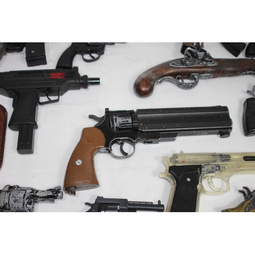 493 - LARGE QUANTITY OF VINTAGE CHILDREN'S GUNS ETC