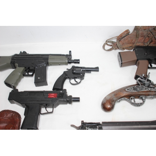 493 - LARGE QUANTITY OF VINTAGE CHILDREN'S GUNS ETC