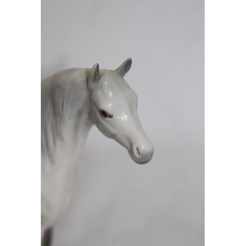 569 - BESWICK HORSE
21 x 18CM