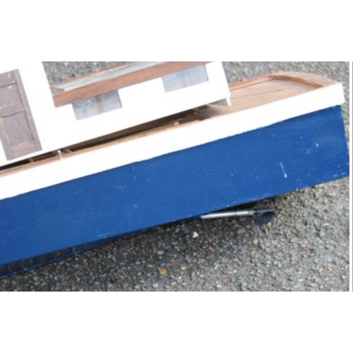 492 - LARGE MOTORISED BOAT 
50 X 20CM