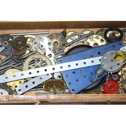 494 - LARGE QUANTITY OF VINTAGE MECCANO