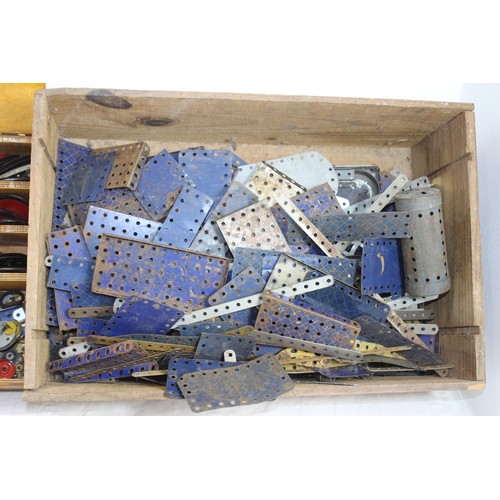 494 - LARGE QUANTITY OF VINTAGE MECCANO