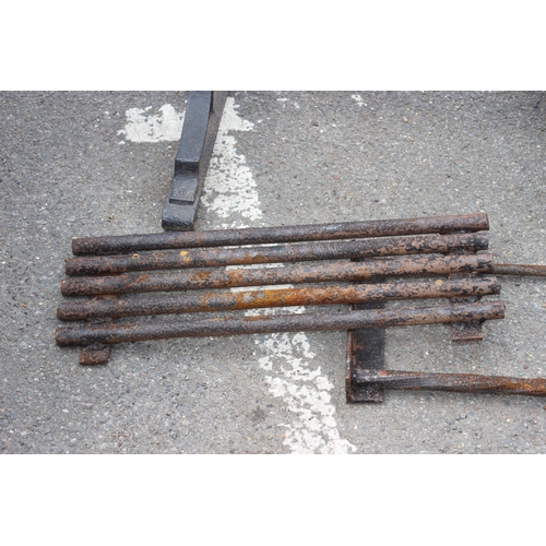 112 - VINTAGE FIRE GRATE
67 X 60 X 42CM