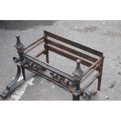 112 - VINTAGE FIRE GRATE
67 X 60 X 42CM