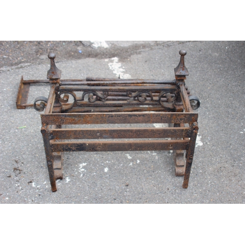 112 - VINTAGE FIRE GRATE
67 X 60 X 42CM