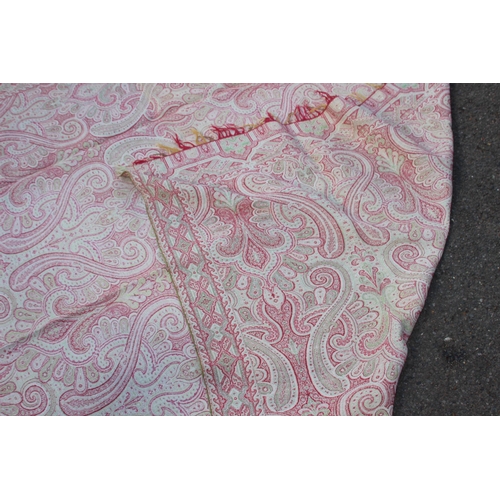 366 - VINTAGE THROW
173 X 165CM