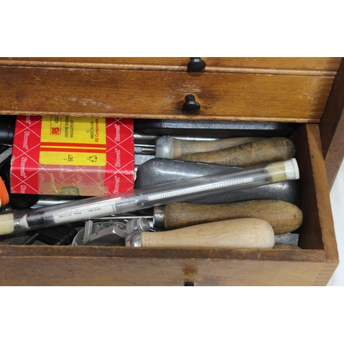 380 - ENGINEERS WORK BOX AND CONTENCE- NO KEY
46 X 22 X 32CM