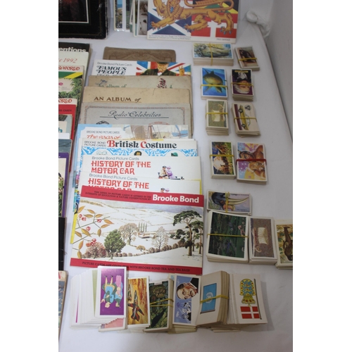 412 - LARGE QUANTITY OF TEA / CIGARETTE AND POST CARDS