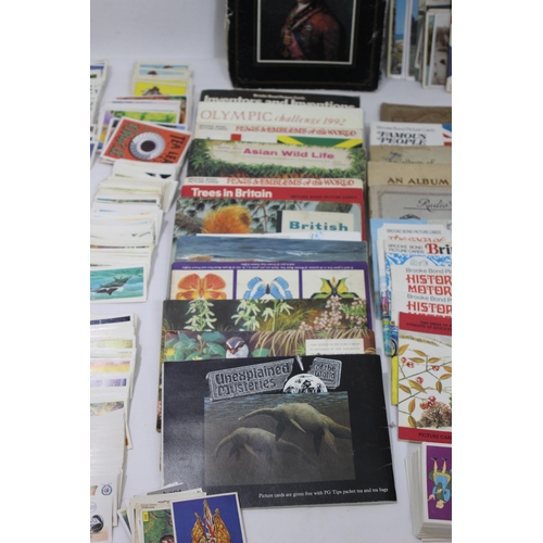 412 - LARGE QUANTITY OF TEA / CIGARETTE AND POST CARDS