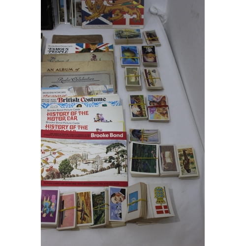 412 - LARGE QUANTITY OF TEA / CIGARETTE AND POST CARDS