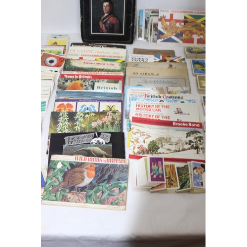 412 - LARGE QUANTITY OF TEA / CIGARETTE AND POST CARDS