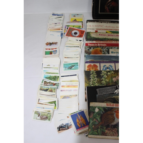 412 - LARGE QUANTITY OF TEA / CIGARETTE AND POST CARDS