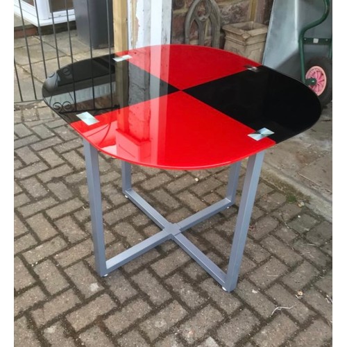 85 - RETRO DINER GLASSED TOPPED DINING TABLE AND 4 CHAIRS
90 x 90 x 76CM