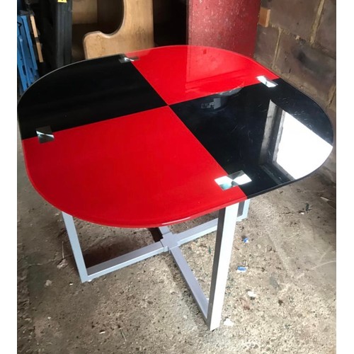 85 - RETRO DINER GLASSED TOPPED DINING TABLE AND 4 CHAIRS
90 x 90 x 76CM