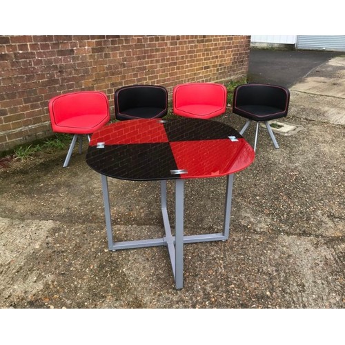 85 - RETRO DINER GLASSED TOPPED DINING TABLE AND 4 CHAIRS
90 x 90 x 76CM