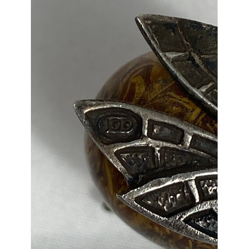 743 - 800 GRADE SILVER MOUNTED POLISHED STONE IN THE FORM OF A BEE OR INSECT - LEG IS MISSING