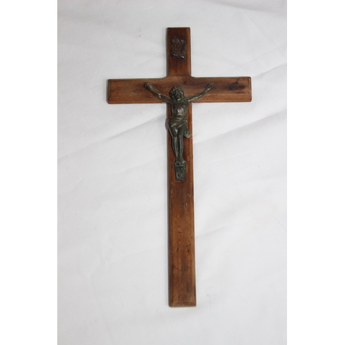 630 - 2 X VINTAGE REGLIOUS CROSSES
40 X 33CM